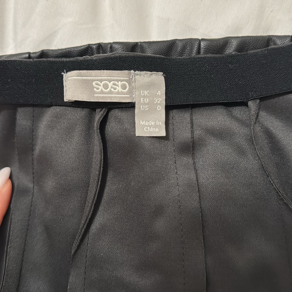 ASOS shorts with ruffles. - Picture 3 of 4